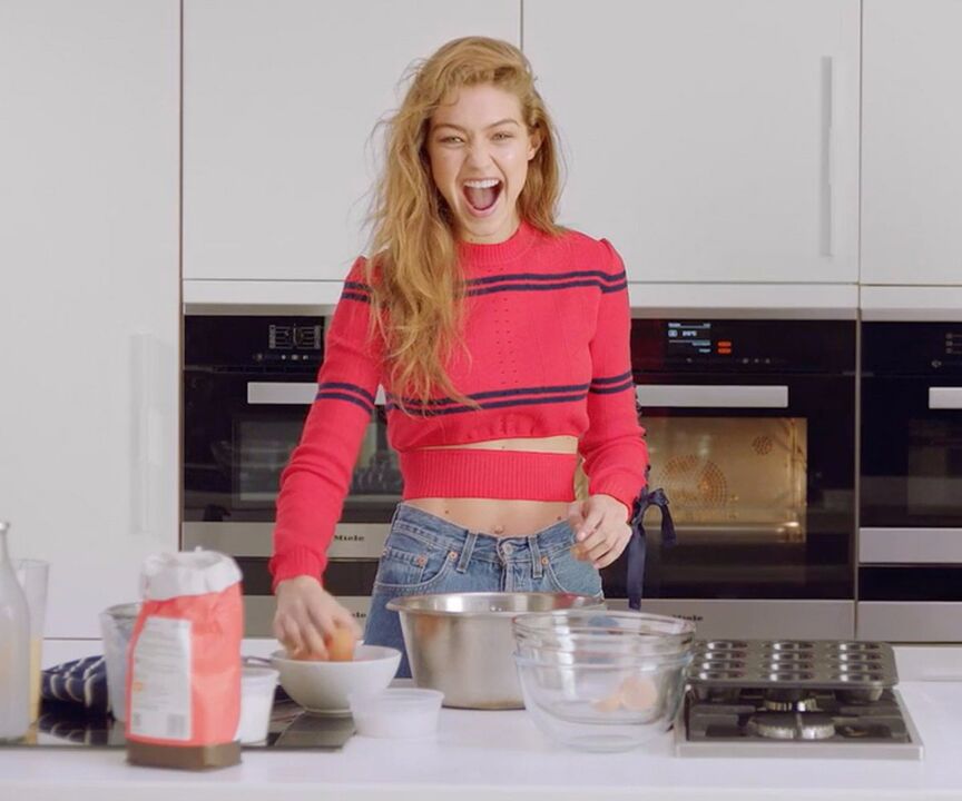 Το λεπτό κορίτσι ετοιμάζει ένα υγιεινό πρωινό