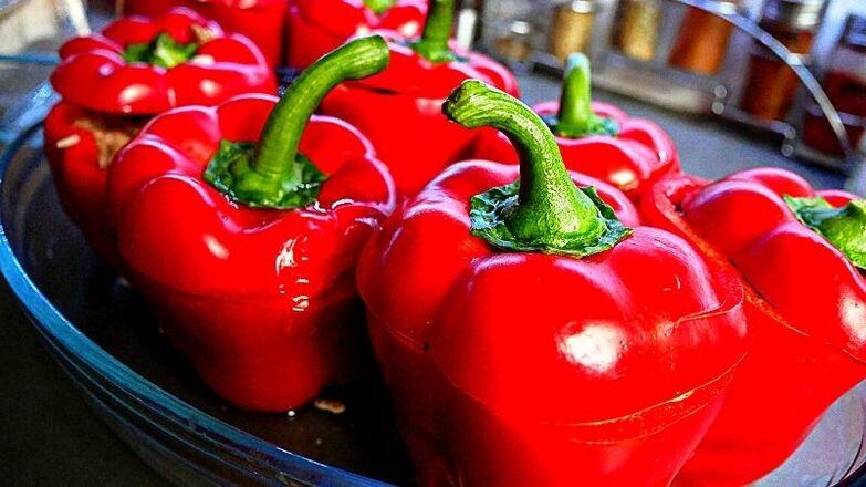Μπορείτε να διαφοροποιήσετε τη δεύτερη μέρα της δίαιτας «6 πέταλα με κόκκινες πιπεριές γεμιστές με λαχανικά